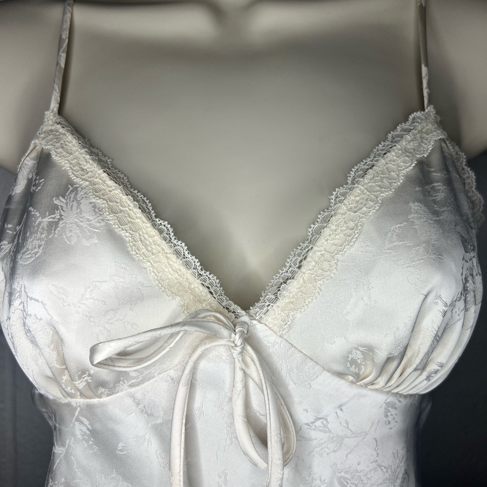 Little Lie Women’s Small Ivory Lave Top with bow - Picture 2 of 8